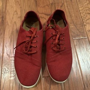 Men’s Tom’s red lace up shoes. Like new condition. Only worn to try on.